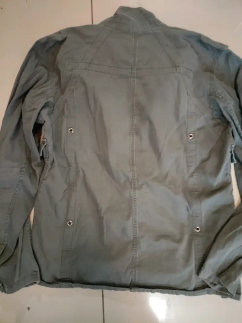 Chaqueta verde militar con cierre y bolsillos - 6