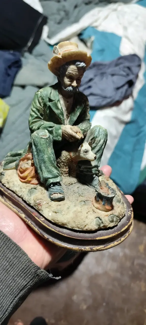 Figura decorativa de hombre con oveja en cerámica - 1