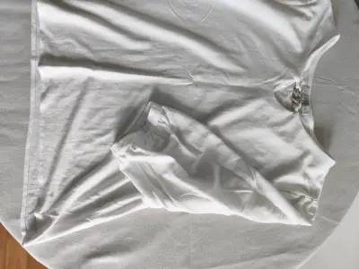 Blusa blanca con detalle de cadena - miniatura 1