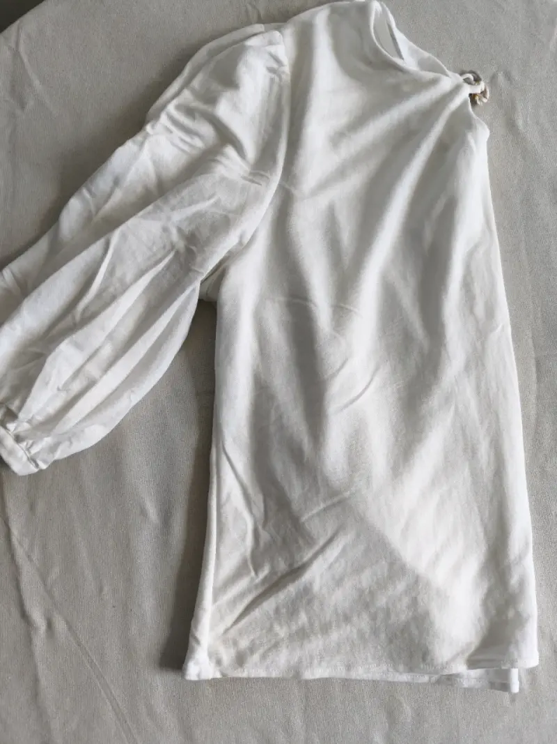Blusa blanca con detalle de cadena - 2