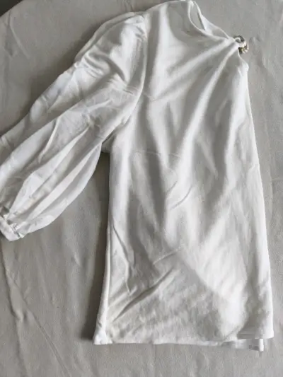 Blusa blanca con detalle de cadena - miniatura 2