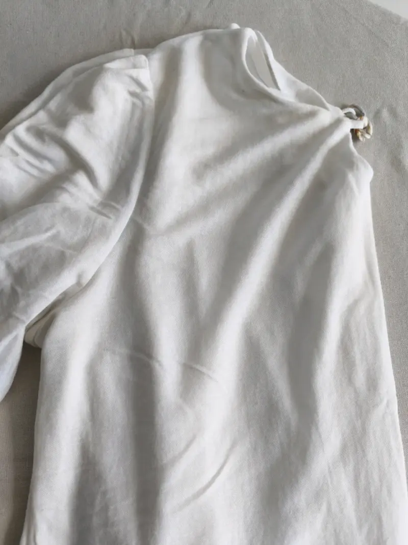 Blusa blanca con detalle de cadena - 3