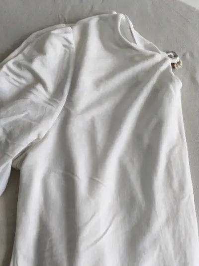Blusa blanca con detalle de cadena - miniatura 3
