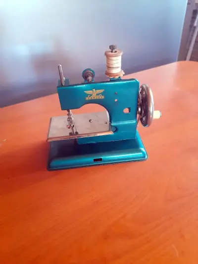 ANTIGUA MAQUINA DE COSER ALEMANA 1950 JUGUETE - miniatura 1