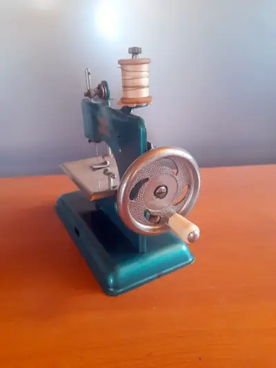 ANTIGUA MAQUINA DE COSER ALEMANA 1950 JUGUETE - miniatura 3