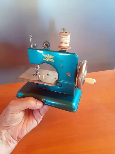 ANTIGUA MAQUINA DE COSER ALEMANA 1950 JUGUETE - miniatura 4