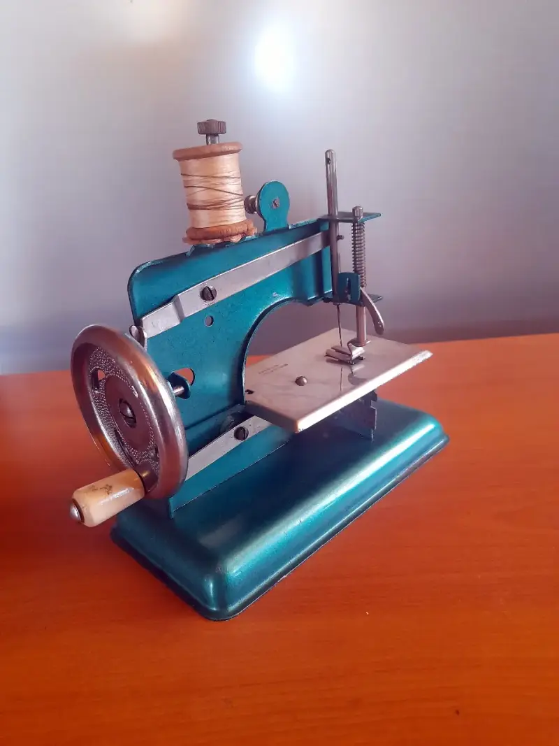 ANTIGUA MAQUINA DE COSER ALEMANA 1950 JUGUETE - 6