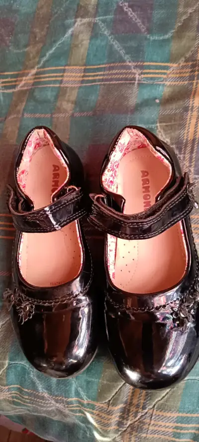 Zapatos de charol negros para niña con correa - miniatura 1