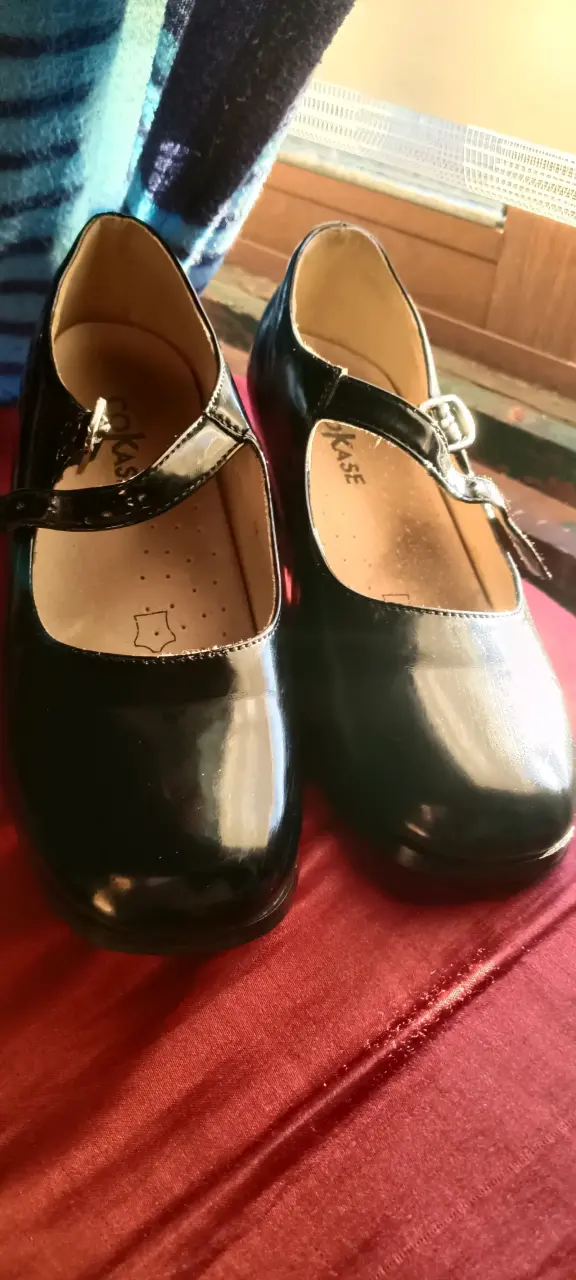 Zapatos de charol negros para niña con correa - 2