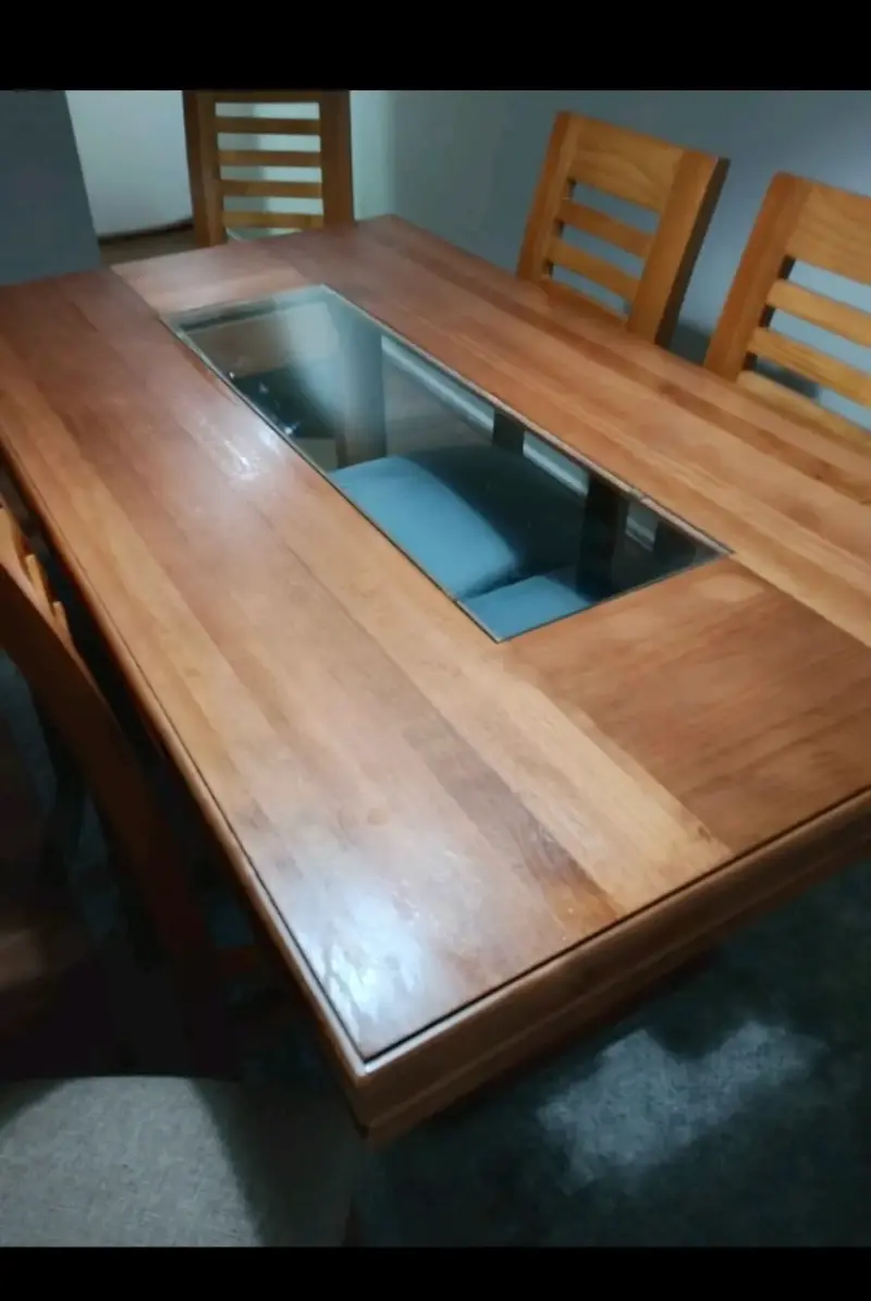 Mesa de comedor de madera con vidrio y sillas - 1