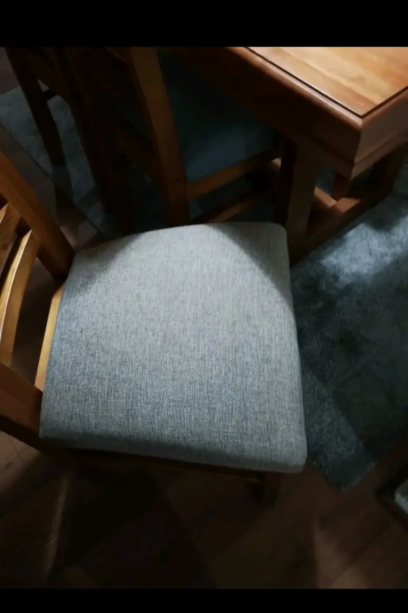 Mesa de comedor de madera con vidrio y sillas - 2