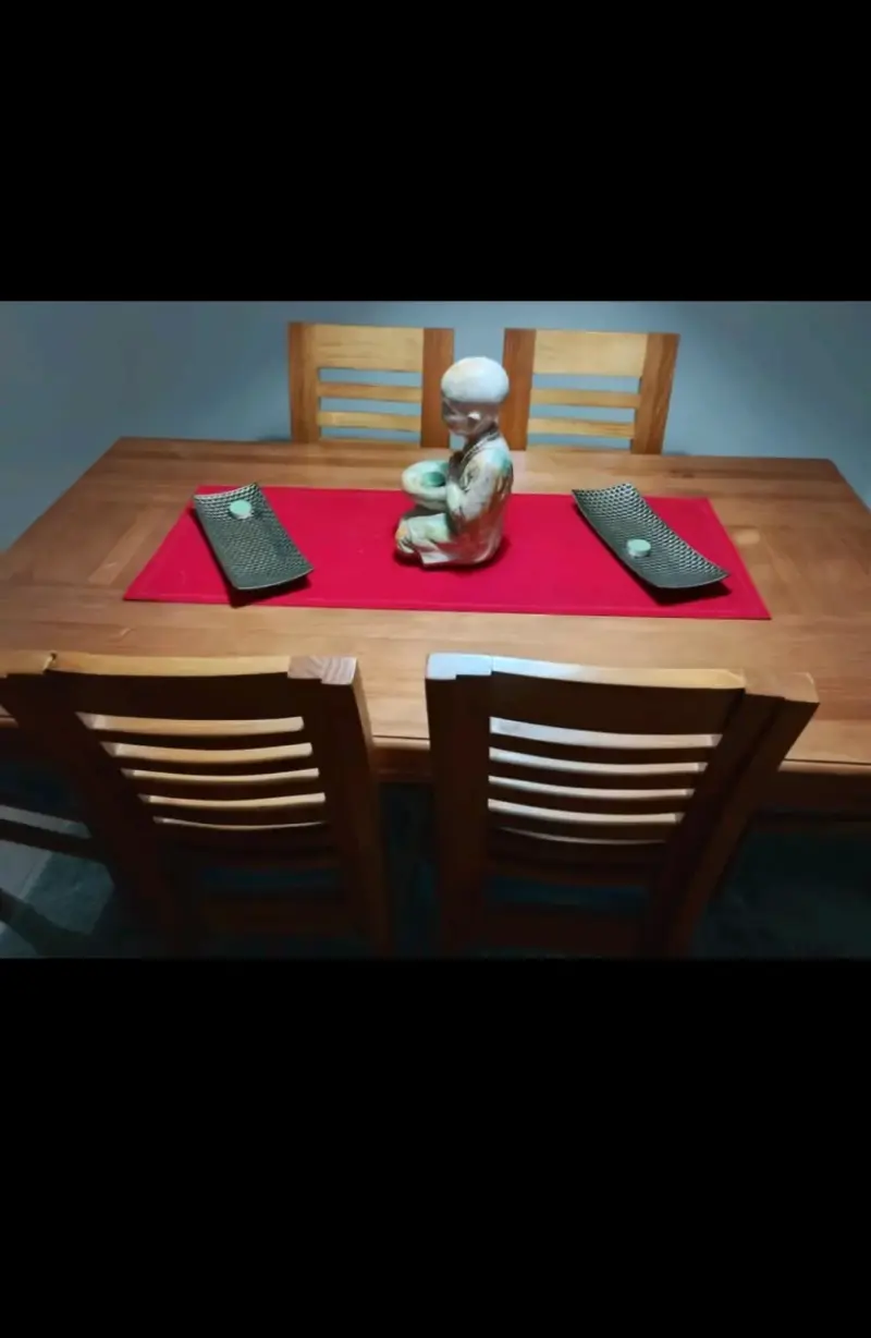 Mesa de comedor de madera con vidrio y sillas - 4