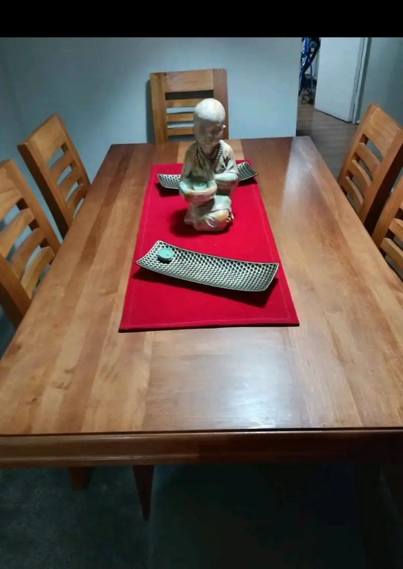 Mesa de comedor de madera con vidrio y sillas - 5