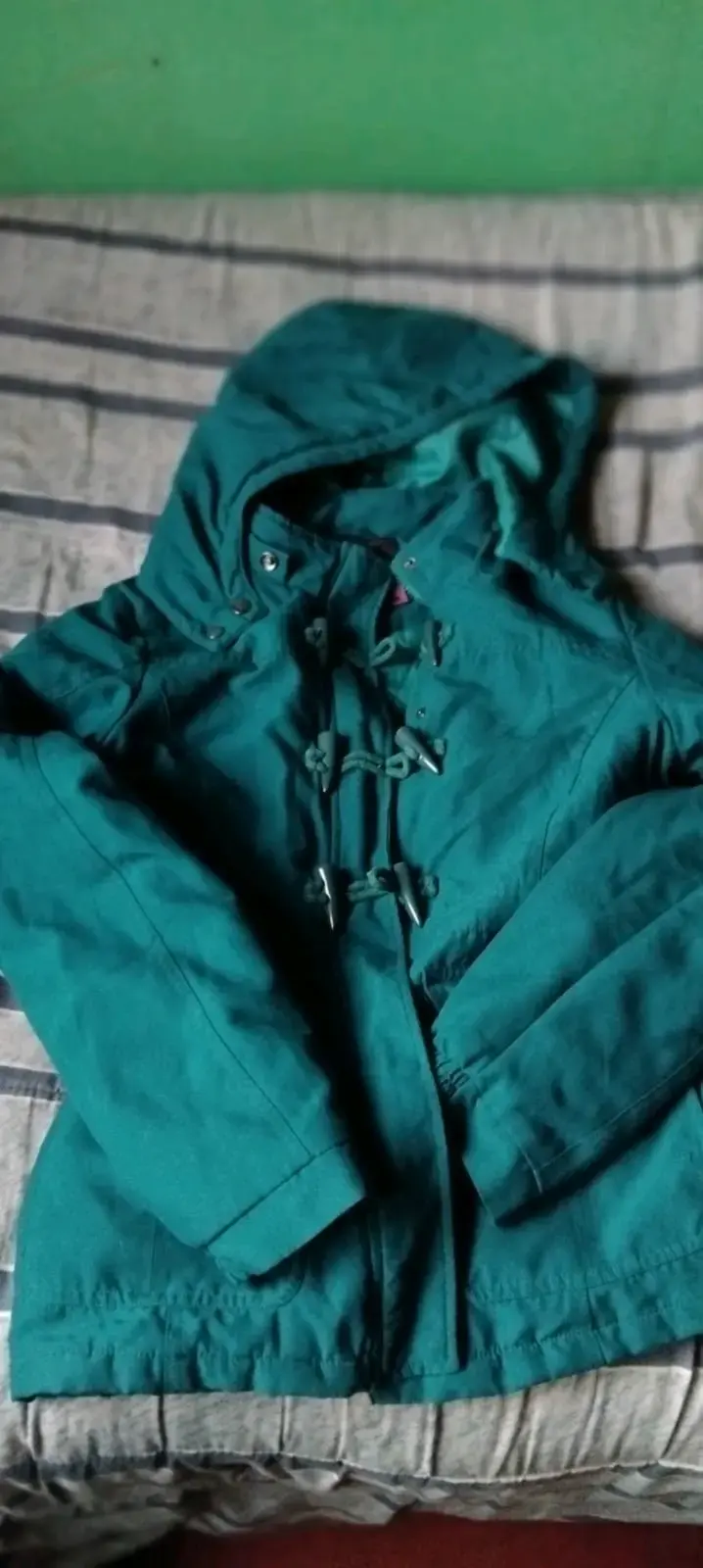 Chaqueta F&P verde con capucha para mujer