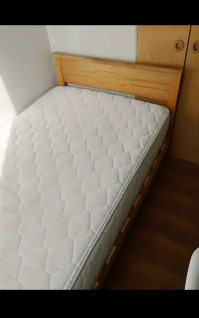 Cama individual con colchón en buen estado - miniatura 1