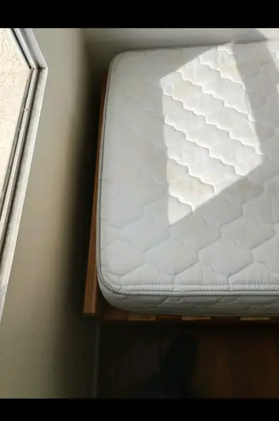 Cama individual con colchón en buen estado - miniatura 2
