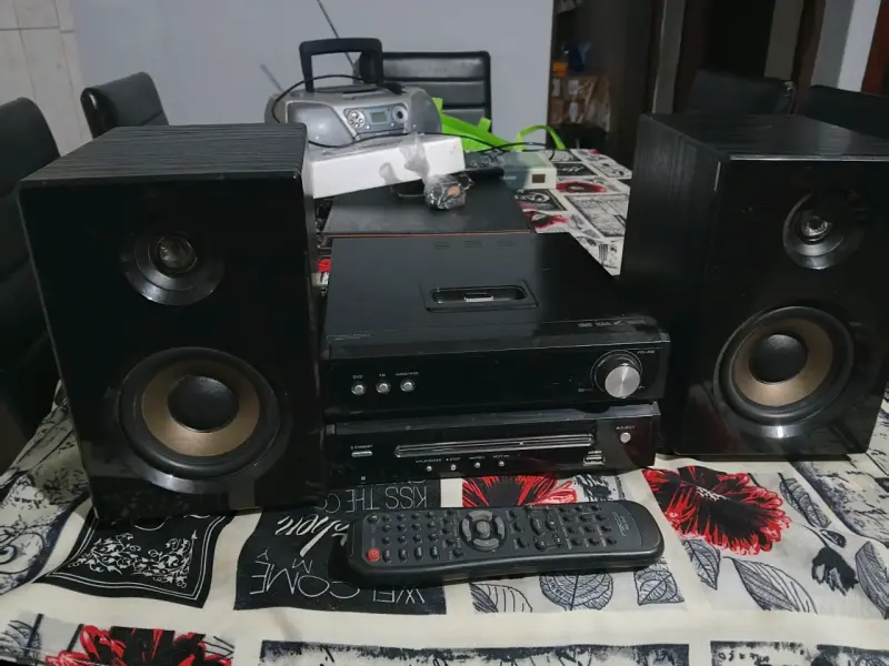 Sistema de sonido con parlantes y control remoto - 1