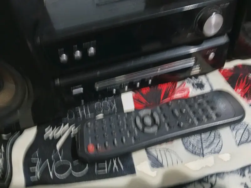 Sistema de sonido con parlantes y control remoto - 2