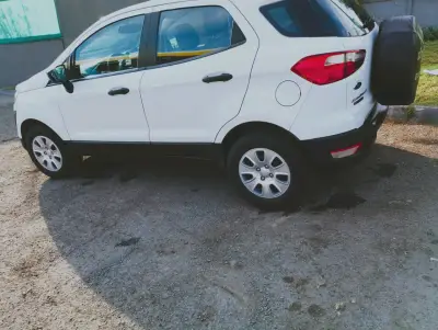 Camioneta SUV blanca en buen estado - miniatura 1