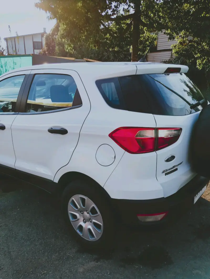 Camioneta SUV blanca en buen estado - 3