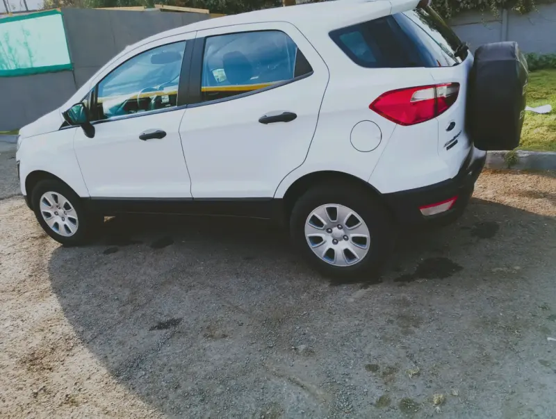 Camioneta SUV blanca en buen estado - 6