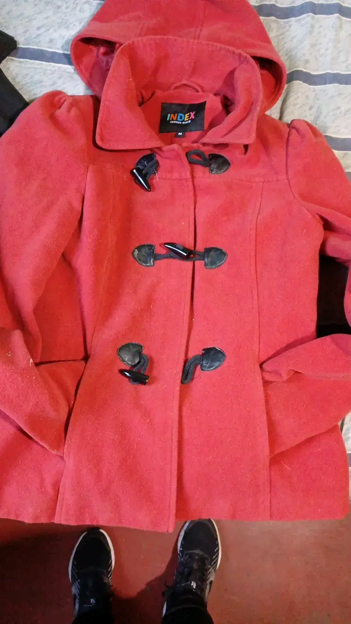 Abrigo rojo con capucha y botones de madera Index