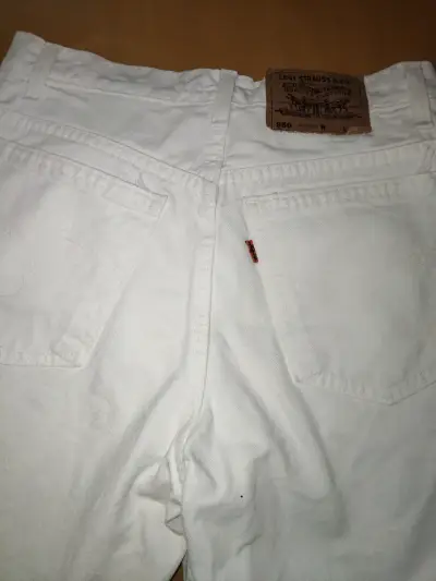 Shorts de mezclilla blancos Levi's 950 - miniatura 3