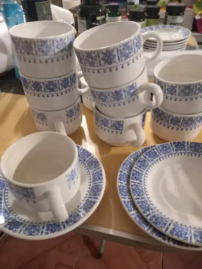 Juego de tazas y platos de cerámica con diseño azul - miniatura 1