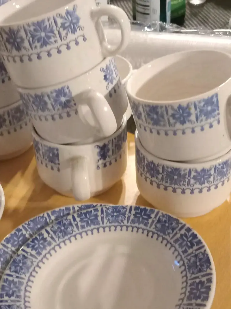 Juego de tazas y platos de cerámica con diseño azul - 2
