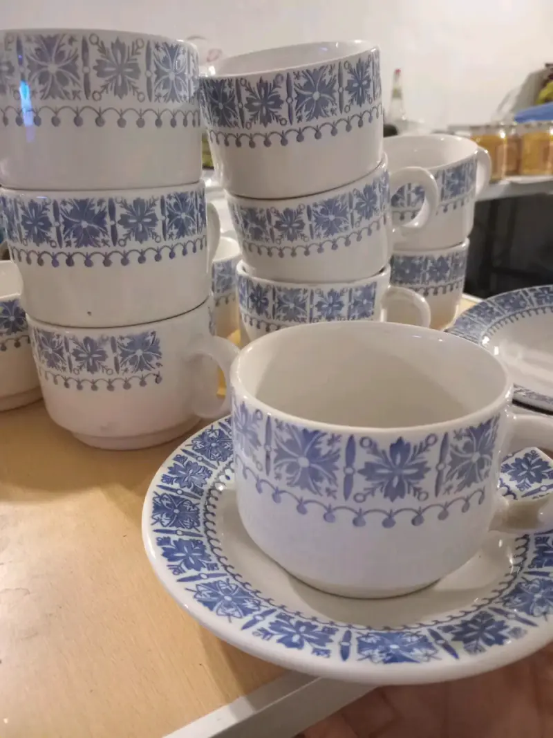 Juego de tazas y platos de cerámica con diseño azul - 3
