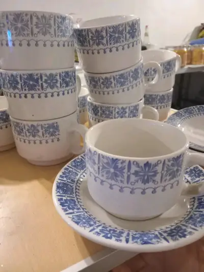 Juego de tazas y platos de cerámica con diseño azul - miniatura 3
