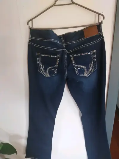 Jeans de mujer azul con detalles bordados - miniatura 1