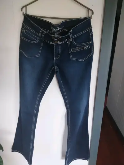 Jeans de mujer azul con detalles bordados - miniatura 2