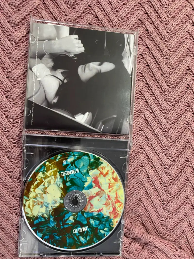 CD Ultraviolence de Lana Del Rey en buen estado - 2