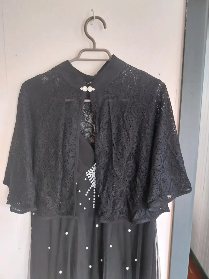 Vestido de fiesta negro con encaje y perlas - 1