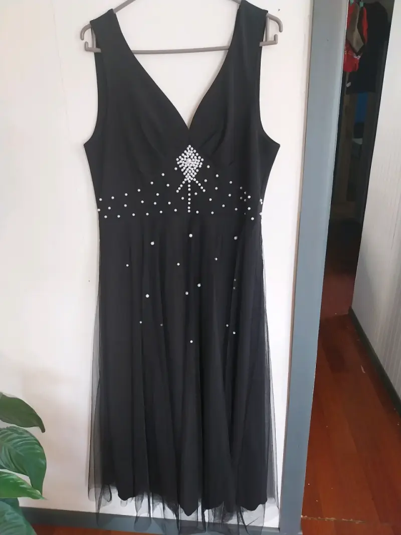 Vestido de fiesta negro con encaje y perlas - 2