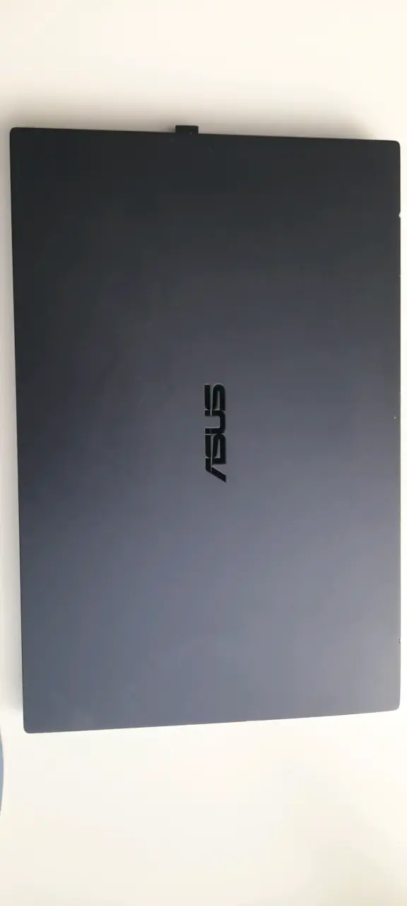 Laptop ASUS con AMD Ryzen 3 y 8GB RAM - 1