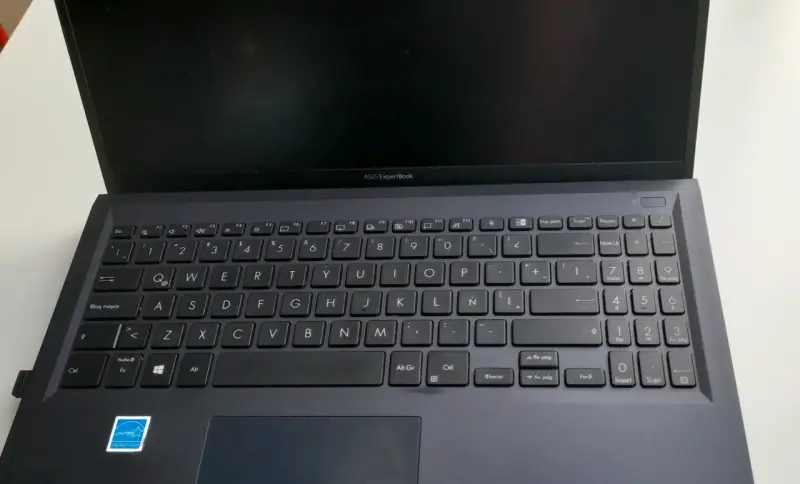 Laptop ASUS con AMD Ryzen 3 y 8GB RAM - 2