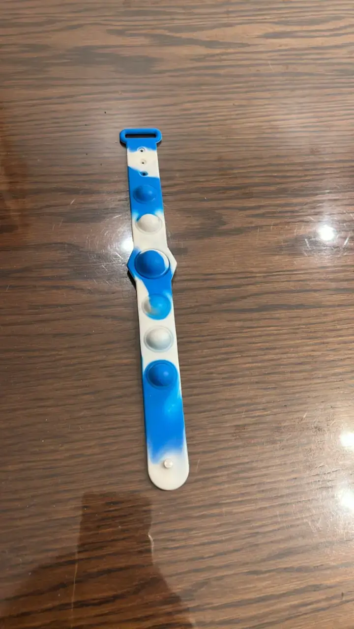 Pulsera antiestrés de silicona azul y blanca