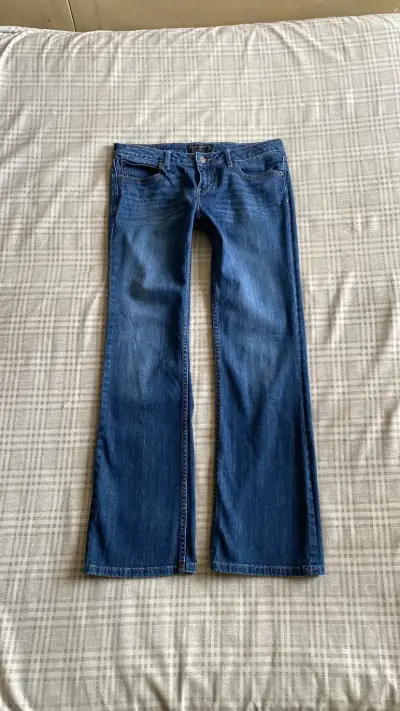 Jeans acampanados azul oscuro para mujer - miniatura 1