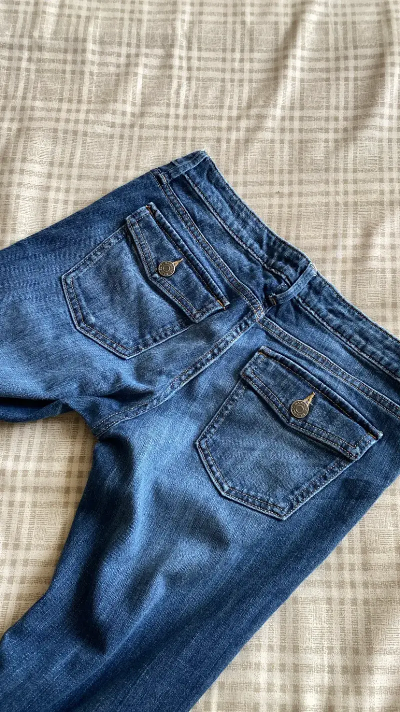 Jeans acampanados azul oscuro para mujer - 3