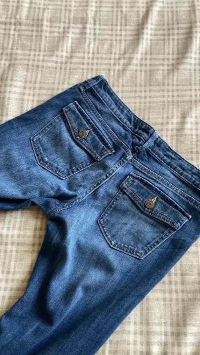 Jeans acampanados azul oscuro para mujer - miniatura 3