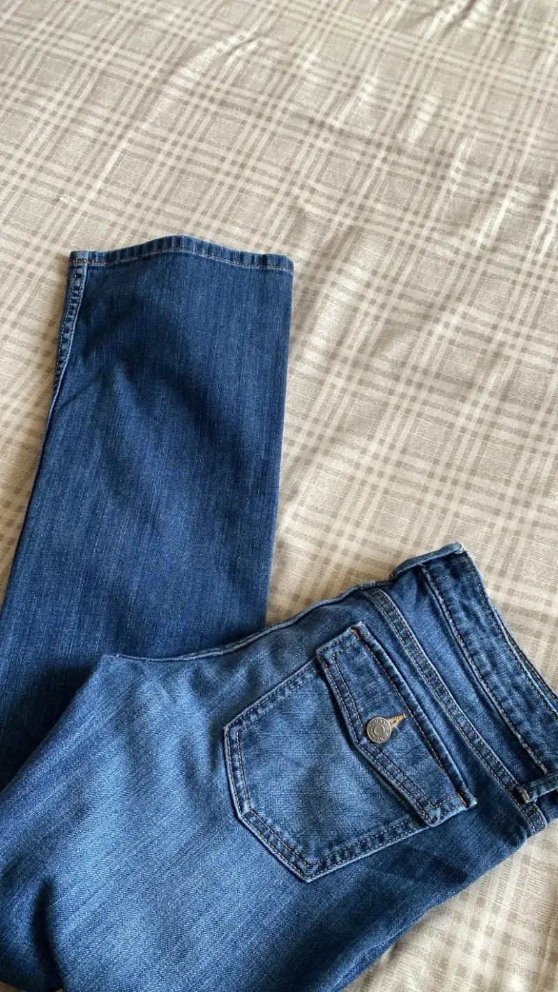 Jeans acampanados azul oscuro para mujer - 4
