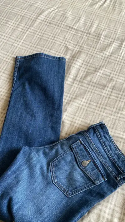 Jeans acampanados azul oscuro para mujer - miniatura 4