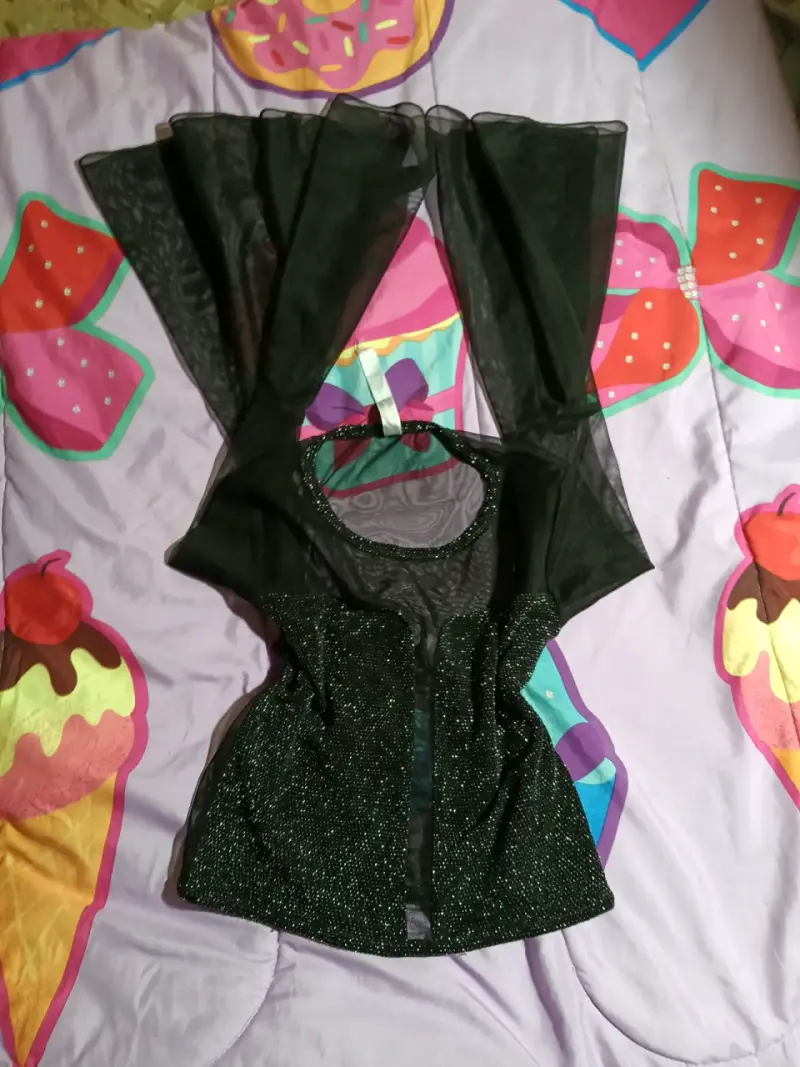 Blusa negra con brillo y malla transparente