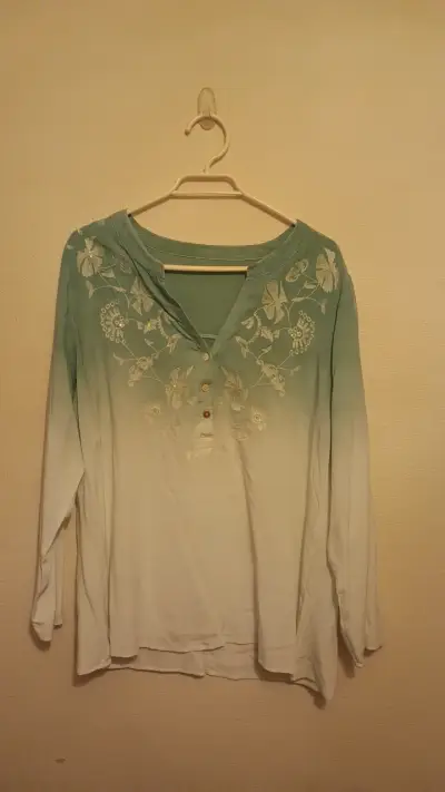 Blusa verde degradé con bordado floral - miniatura 1