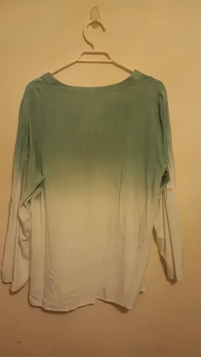 Blusa verde degradé con bordado floral - miniatura 2