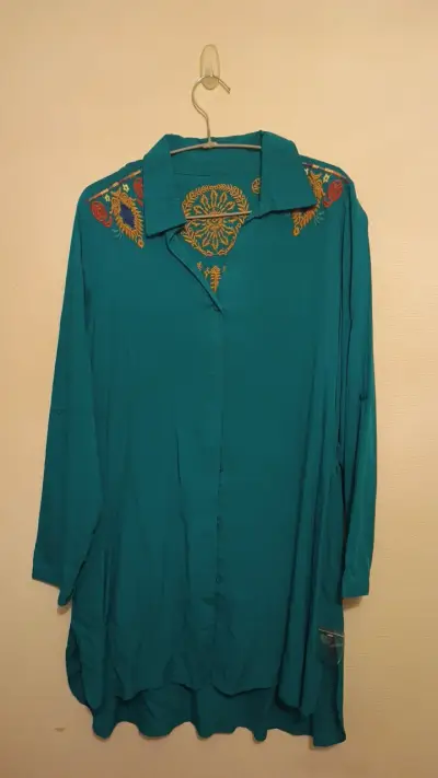 Blusa larga verde con bordado étnico - miniatura 1