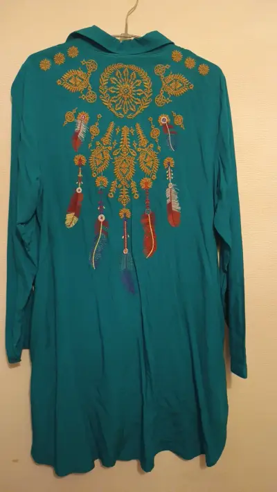 Blusa larga verde con bordado étnico - miniatura 2