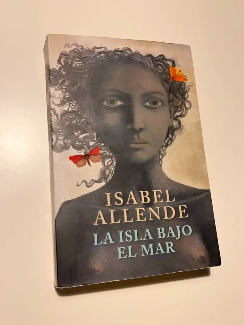 Libro 'La Isla Bajo el Mar' de Isabel Allende - 1